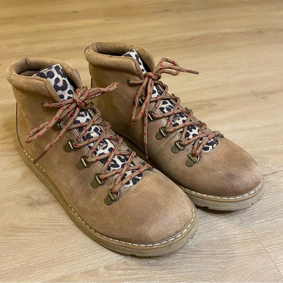 BOBS from Skechers Shoes - BOBS By Sketchers Alpine MT Gato Boot Women’s size 8 Tan Suede/ Leopard print